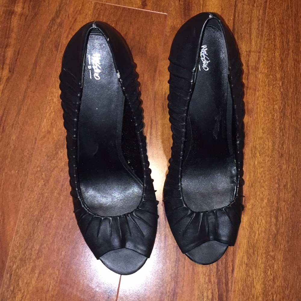 Peep toe rouched black heels